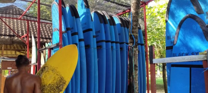 Sepi, Jasa Penyewa Papan Surfing di Nusa Dua Banting Harga