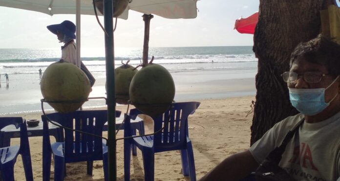 2 Tahun Pandemi, Suweca Banting Setir Dari Penjual Cool Drink ke Kelapa Muda 2 Tahun Pandemi, Suweca Banting Setir Dari Penjual Cool Drink ke Kelapa Muda