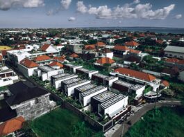 Seniman Rusia Goreskan Seni Kaligrafi Perdamaian di Atap Villa Pengusaha Ukraina