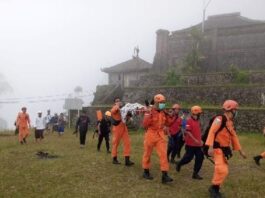 Seorang Pemedek Terpeleset Saat Hendak Melakukan Persembahyangan di Pura Telaga Mas