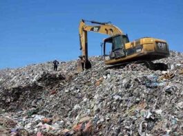 Gunungan Sampah TPA Suwung dengan Latar Kota Denpasar