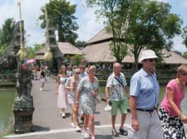 Wisatawan mancanegara berkeliling di area cagar budaya yang diakui UNESCO sebagai warisan budaya dunia sejak tahun 2012 di Pura Taman Ayun, Badung, Bali