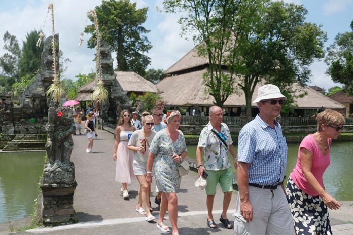Wisatawan mancanegara berkeliling di area cagar budaya yang diakui UNESCO sebagai warisan budaya dunia sejak tahun 2012 di Pura Taman Ayun, Badung, Bali, Sabtu (27/9/2025). Wisatawan mancanegara berkeliling di area cagar budaya yang diakui UNESCO sebagai warisan budaya dunia sejak tahun 2012 di Pura Taman Ayun, Badung, Bali