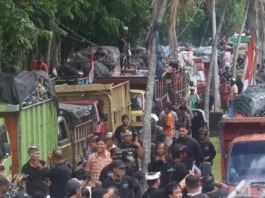 Ratusan Truk Sampah Geruduk Kantor Gubernur Bali, Penutupan TPA Suwung Ditunda hingga 28 Februari 2026