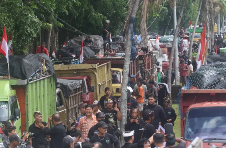 Ratusan Truk Sampah Geruduk Kantor Gubernur Bali, Penutupan TPA Suwung Ditunda hingga 28 Februari 2026
