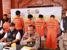 konferensi-pers-polres-kawasan-bandara-internasional-i-gusti-ngurah-rai-soal-pengungkapan-kasus-penggelapan-mobil-rental-senin-