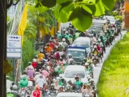 Kondisi kemacetan parah di kawasan Canggu dengan antrean kendaraan