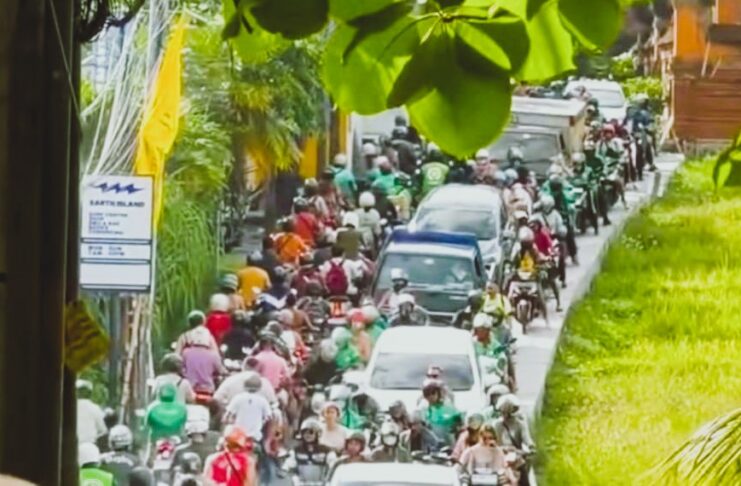 Kondisi kemacetan parah di kawasan Canggu dengan antrean kendaraan