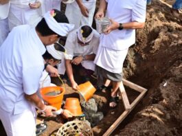 Prosesi groundbreaking penataan Titik 0 Singaraja dengan papan proyek dan alat berat di lokasi.