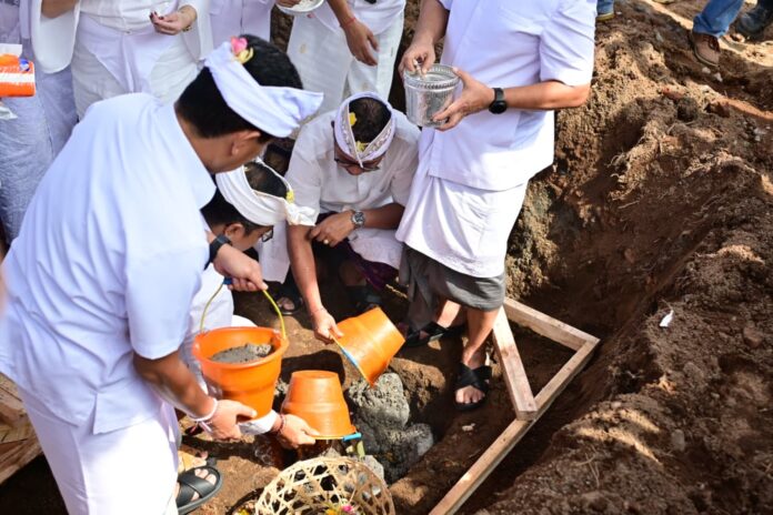 Prosesi groundbreaking penataan Titik 0 Singaraja dengan papan proyek dan alat berat di lokasi.