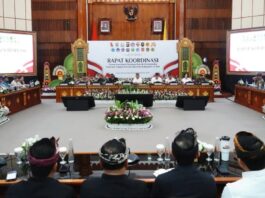 Gubernur Bali memimpin rapat koordinasi bersama kepala daerah se-Bali dengan latar presentasi pengelolaan sampah.