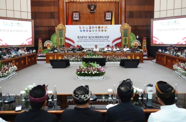 Gubernur Bali memimpin rapat koordinasi bersama kepala daerah se-Bali dengan latar presentasi pengelolaan sampah.