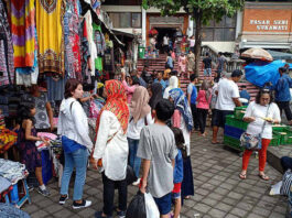 Pasar Seni Sukawati Masih Sepi, Pedagang Lantai Atas Bertahan Lewat Penjualan Online